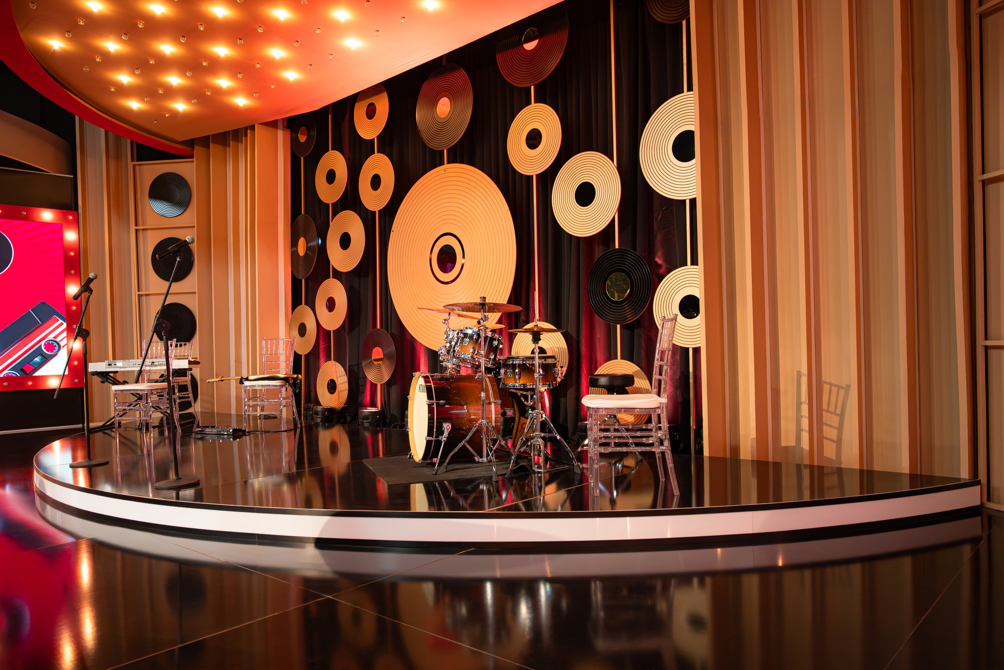 Every detail tuned to the rhythm of the show.-2