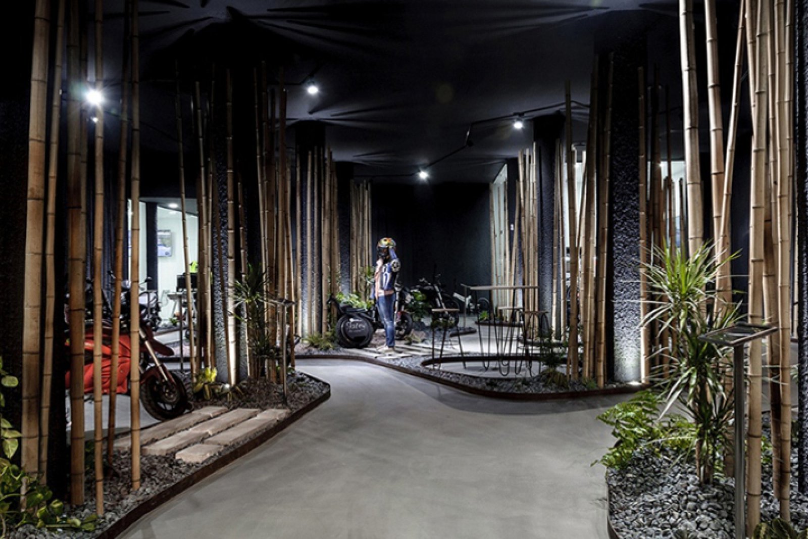 西班牙多品牌摩托车展厅设计-0