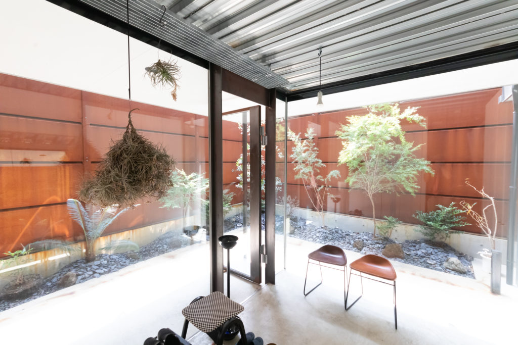 家に拡張の余地を残す鉄、木、コンクリート。マテリアルの力強さが際立つ家 | Style of Life | 100%LiFE-8