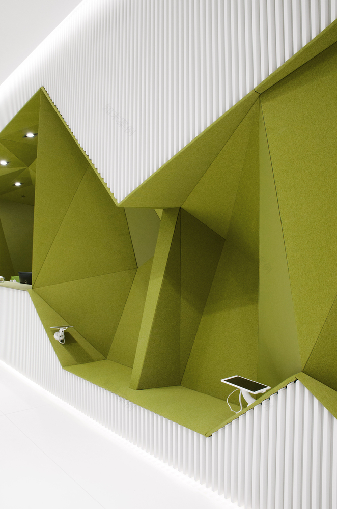 DSK 银行旗舰分行设计,绿色百叶窗与多彩条形打造开放空间-27