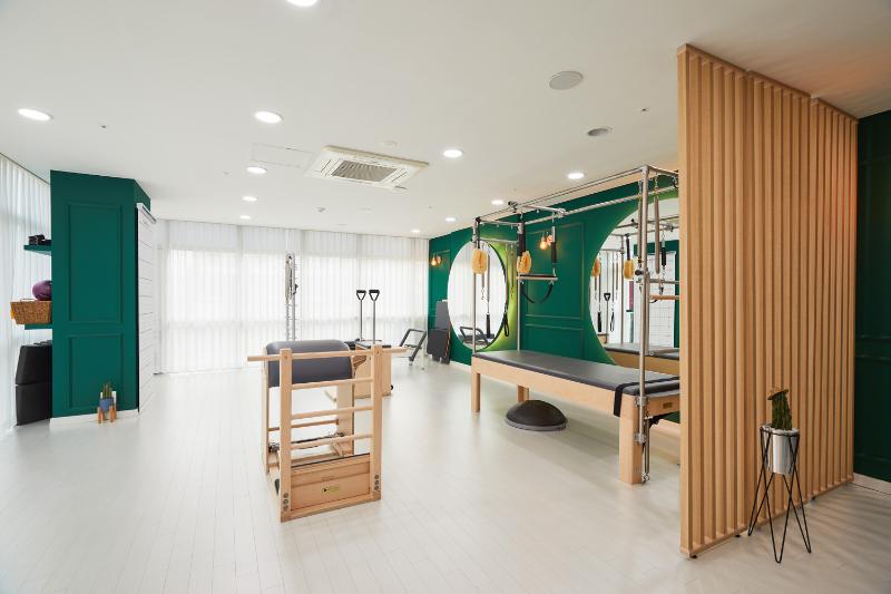 15 坪极简风办公空间设计，点睛之笔的室内配色-6