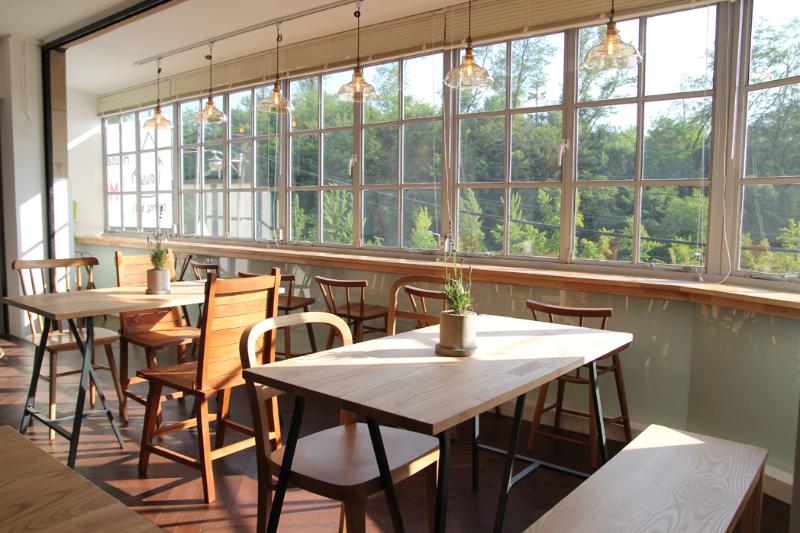 山丘之上的白色简约咖啡馆-3