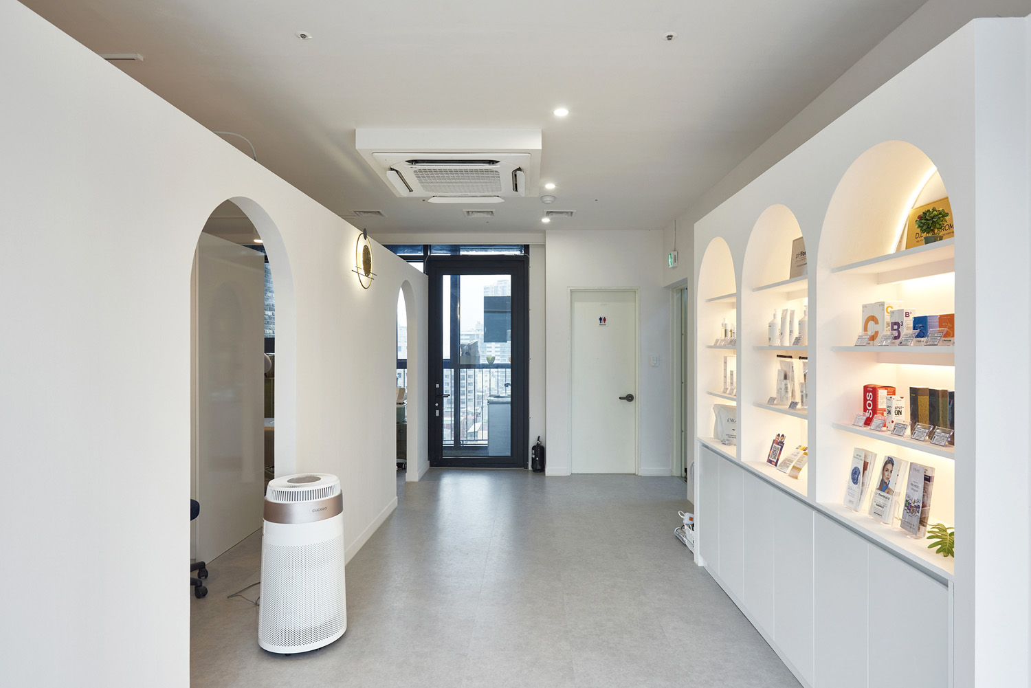 在输出标题时，可以参考以下几点 | 首先，尽量使用简洁明了的语言，直接反映案例的主题和设计特点；其次，可以尝试用一些生动有趣的词汇或短语，增加标题的吸引力；最后，如果案例中有知名的设计师或项目地点，也可以将其纳入标题中-4