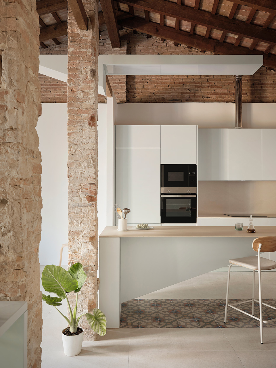 以吧台为中心的家丨西班牙丨ENDALT Arquitectes-14