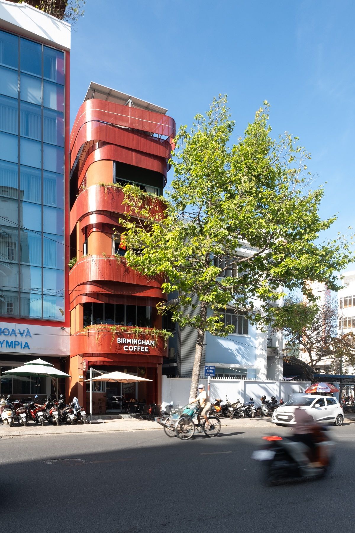 迷你公寓里的 Birmingham 咖啡馆 | 自然光与环保建材的完美融合-1