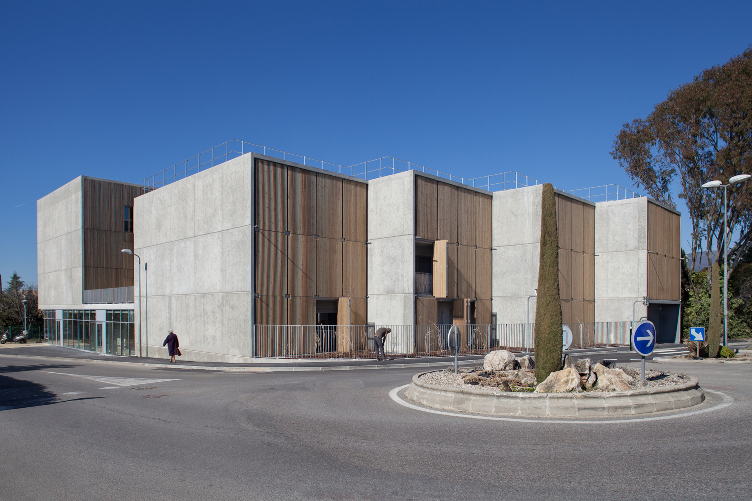 融合绿意的法国 Mouans·Sartou· 社会住宅与商铺设计-47