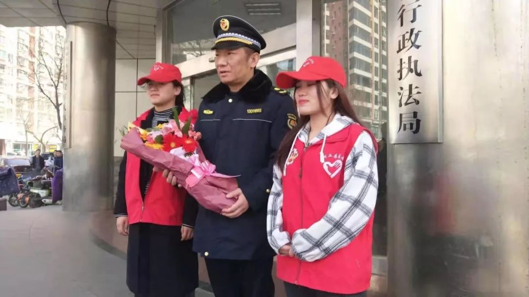 鲜花送雷锋,真心献祖国-21