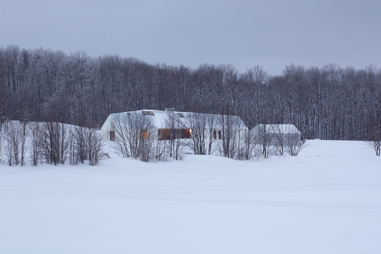 加拿大 Compass House 周末之家，白色橡木与雪松营造温暖室内空间-35