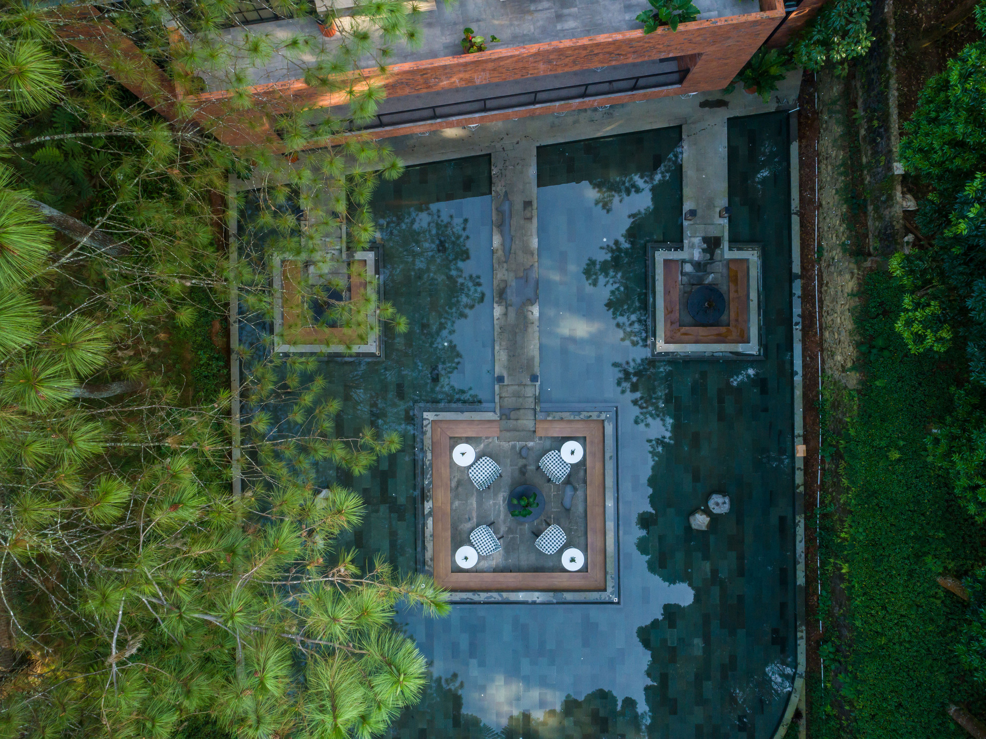 The Lakehouse Restaurant / LUWIST-29