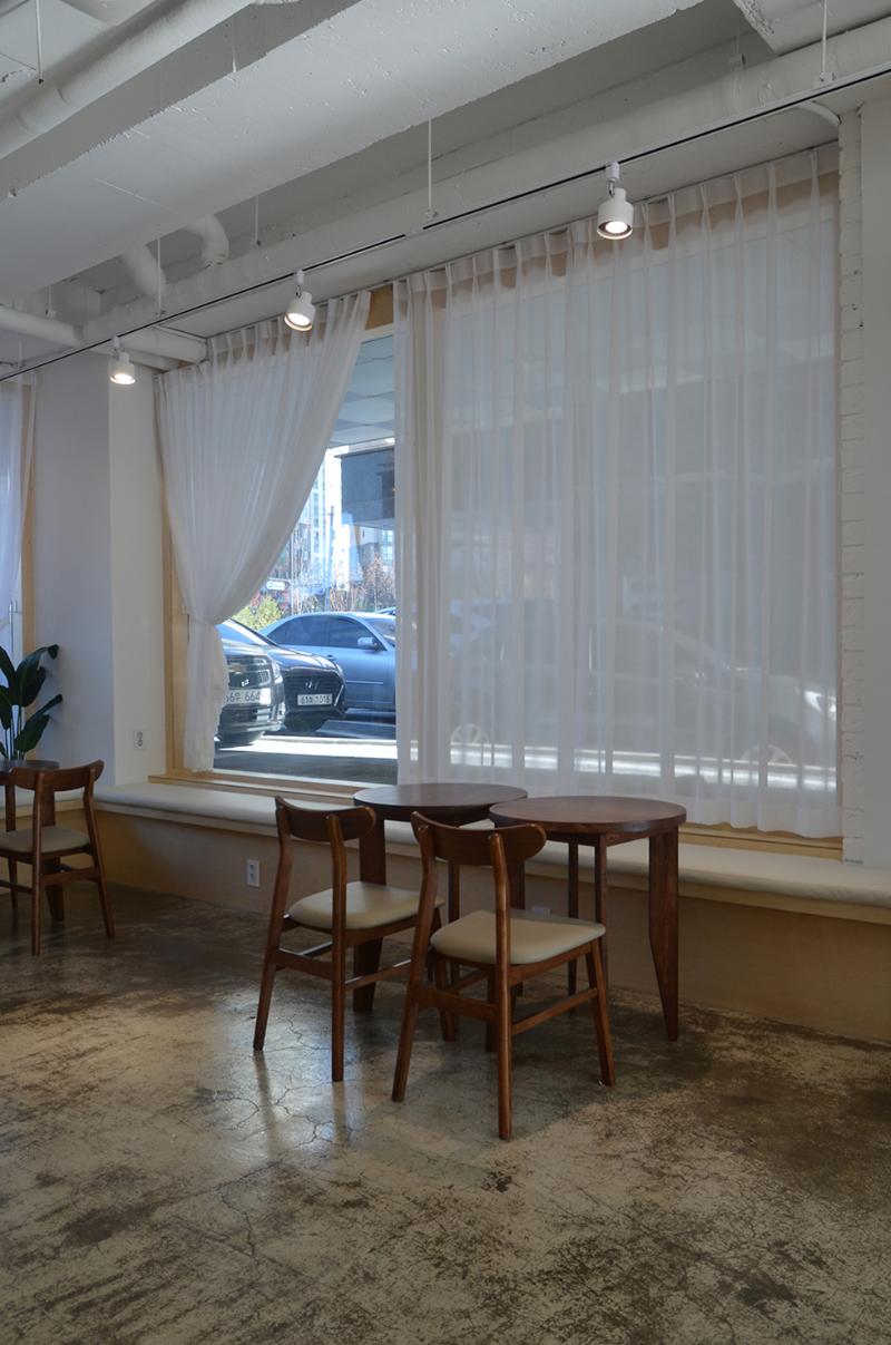 简约 20 平咖啡厅，展现白色与木色的精致空间设计-16