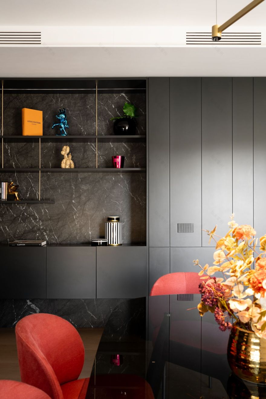 那不勒斯现代黑色调开放空间设计丨意大利那不勒斯丨建筑师Maurizio Vesce-12