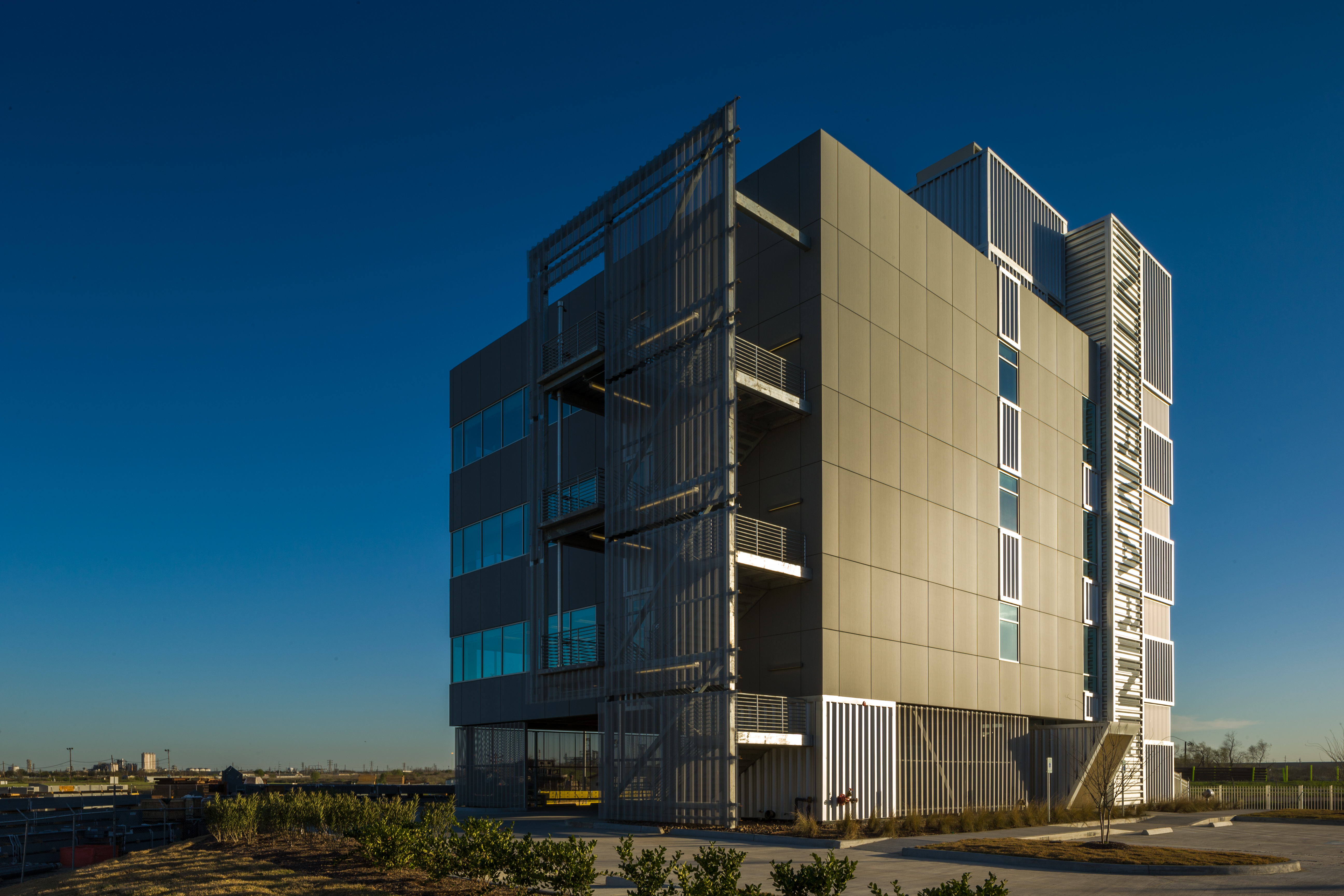 集装箱变身办公建筑的艺术探索-11