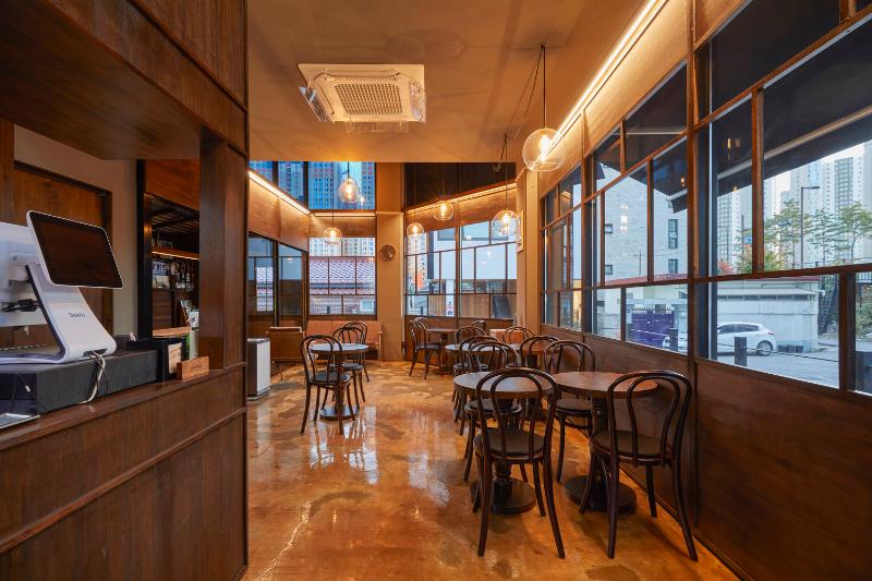 温馨 16 坪咖啡厅，明亮色彩与照明营造舒适氛围-6