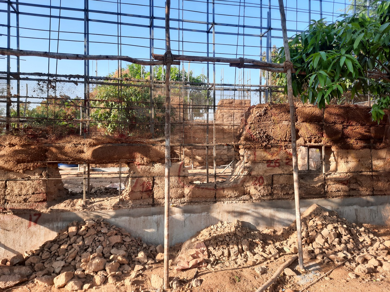 隐于印度荒野的生态友好石墙别墅丨Mitti-37