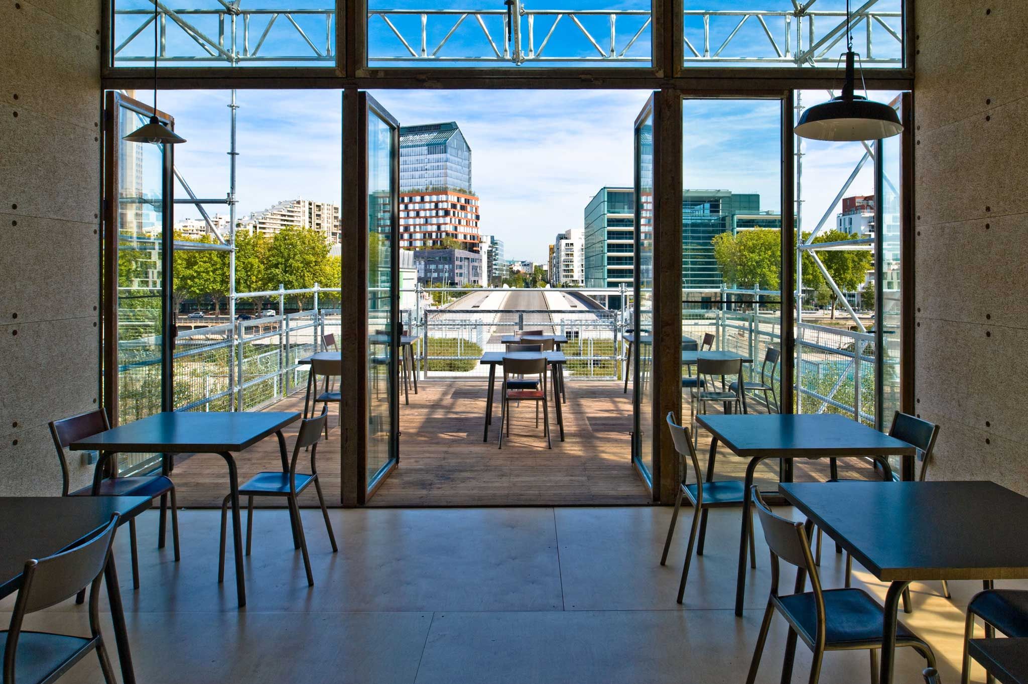 岛上的大桌子（因信息有限，该翻译是按字面意思直译为岛上的大桌子，若结合更具体语境，可能存在其他更适合表述，比如这里 tables 也可能有引申含义如大餐桌大型会议桌等，但根据当前原文只能给出此翻译） 丨法国巴黎-18