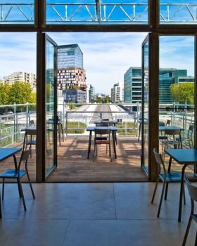 岛上的大桌子（因信息有限，该翻译是按字面意思直译为岛上的大桌子，若结合更具体语境，可能存在其他更适合表述，比如这里 tables 也可能有引申含义如大餐桌大型会议桌等，但根据当前原文只能给出此翻译） 丨法国巴黎