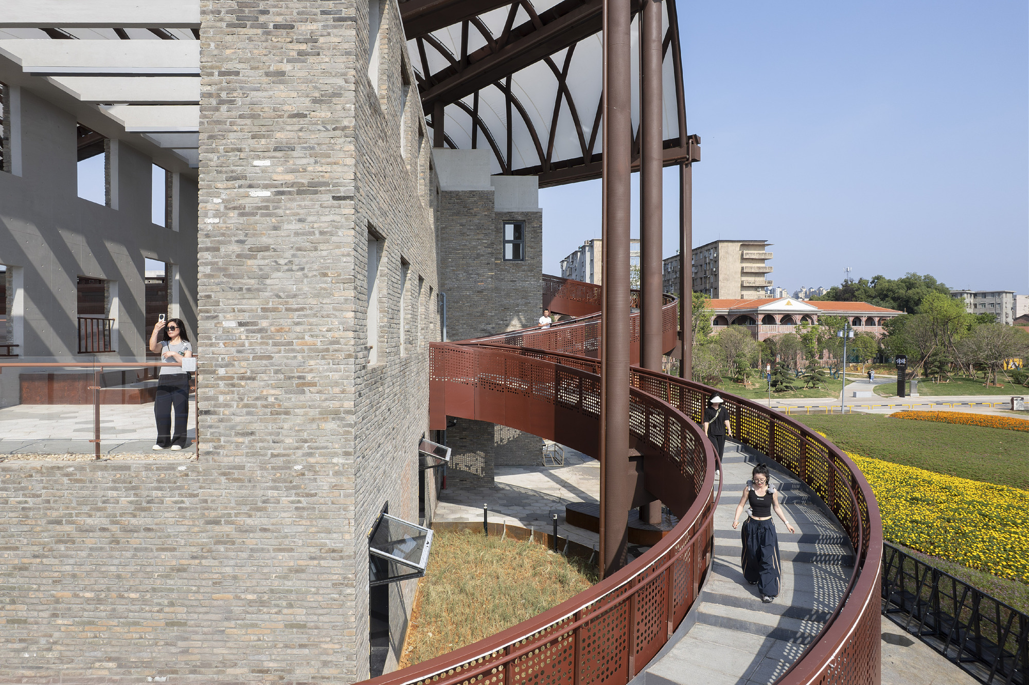 Yueyang Hualinggang Pier Tourist Center / WANG HUI | URBANUS-20