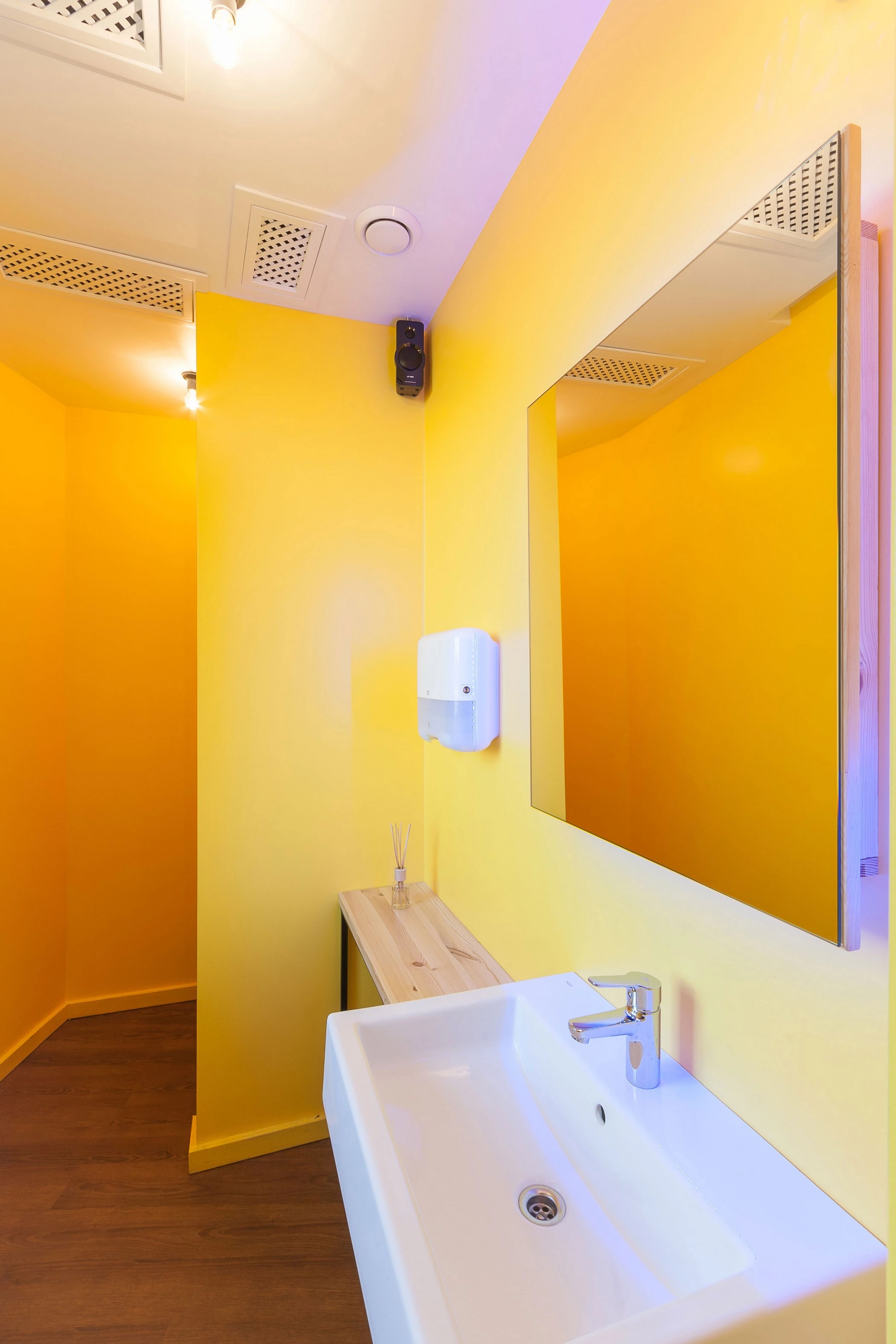 乌克兰 PENKA 咖啡吧 | 木质温馨空间与创意金属灯饰的完美结合-18