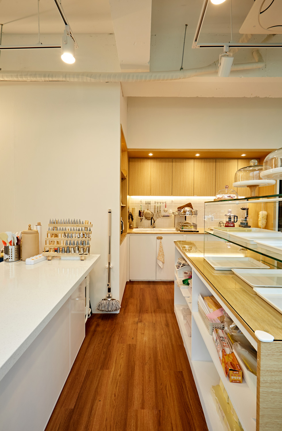 白色&原木风 7 坪咖啡店设计-11