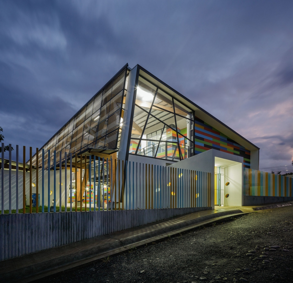 哥斯达黎加偏远公立学校 | 多彩环保的木构建筑-31