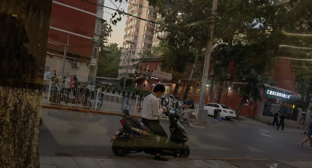 异乡夜色 · 小店的千姿百态丨黄兴国-32