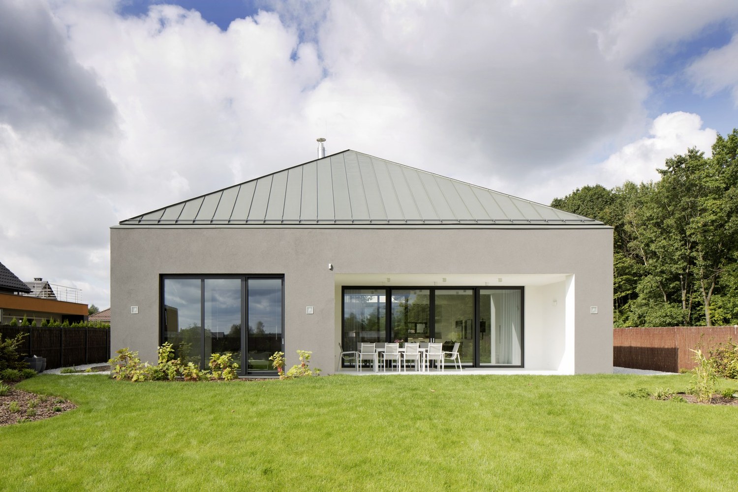 波兰南部森林中的现代简约住宅-9