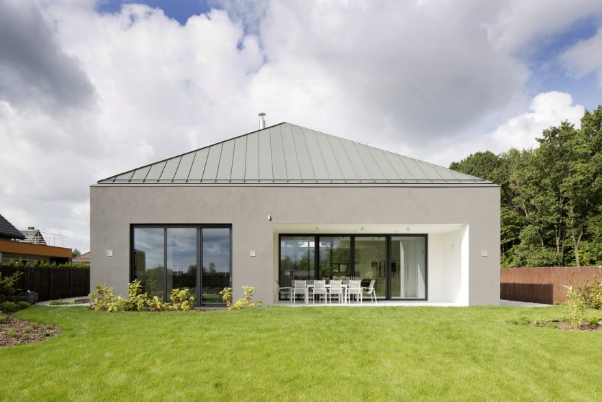 波兰南部森林中的现代简约住宅-9