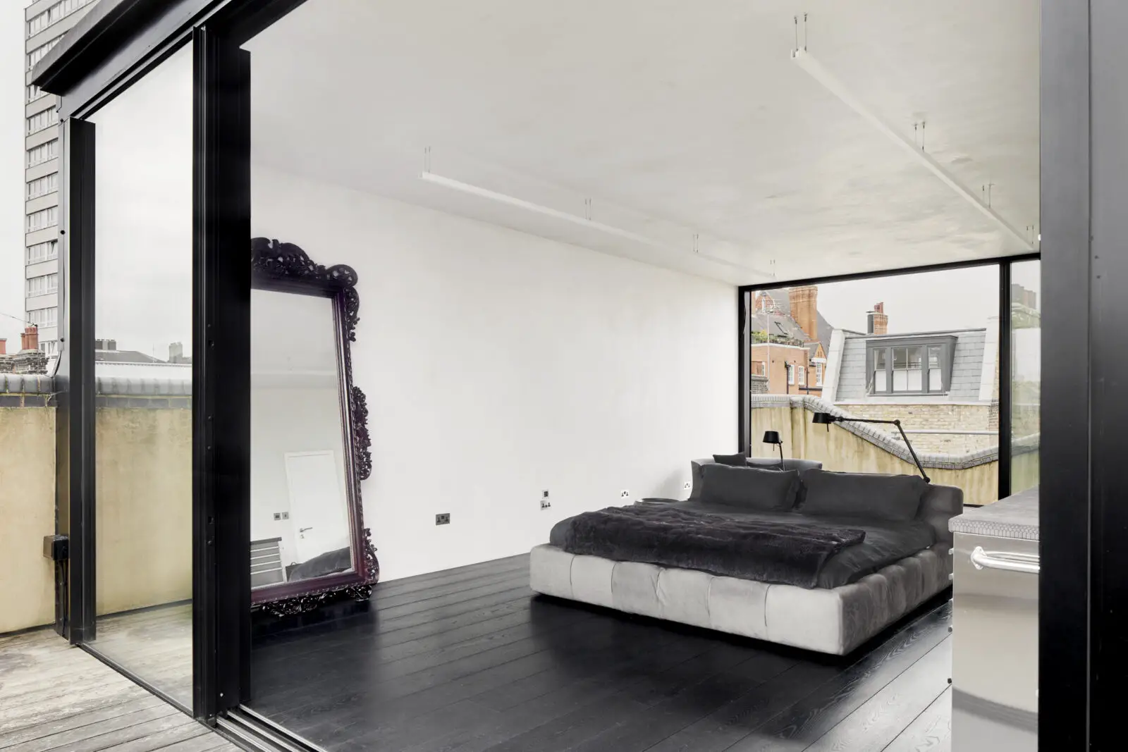 伦敦白砖 Loft 住宅 | 极简黑白设计与开放空间-18