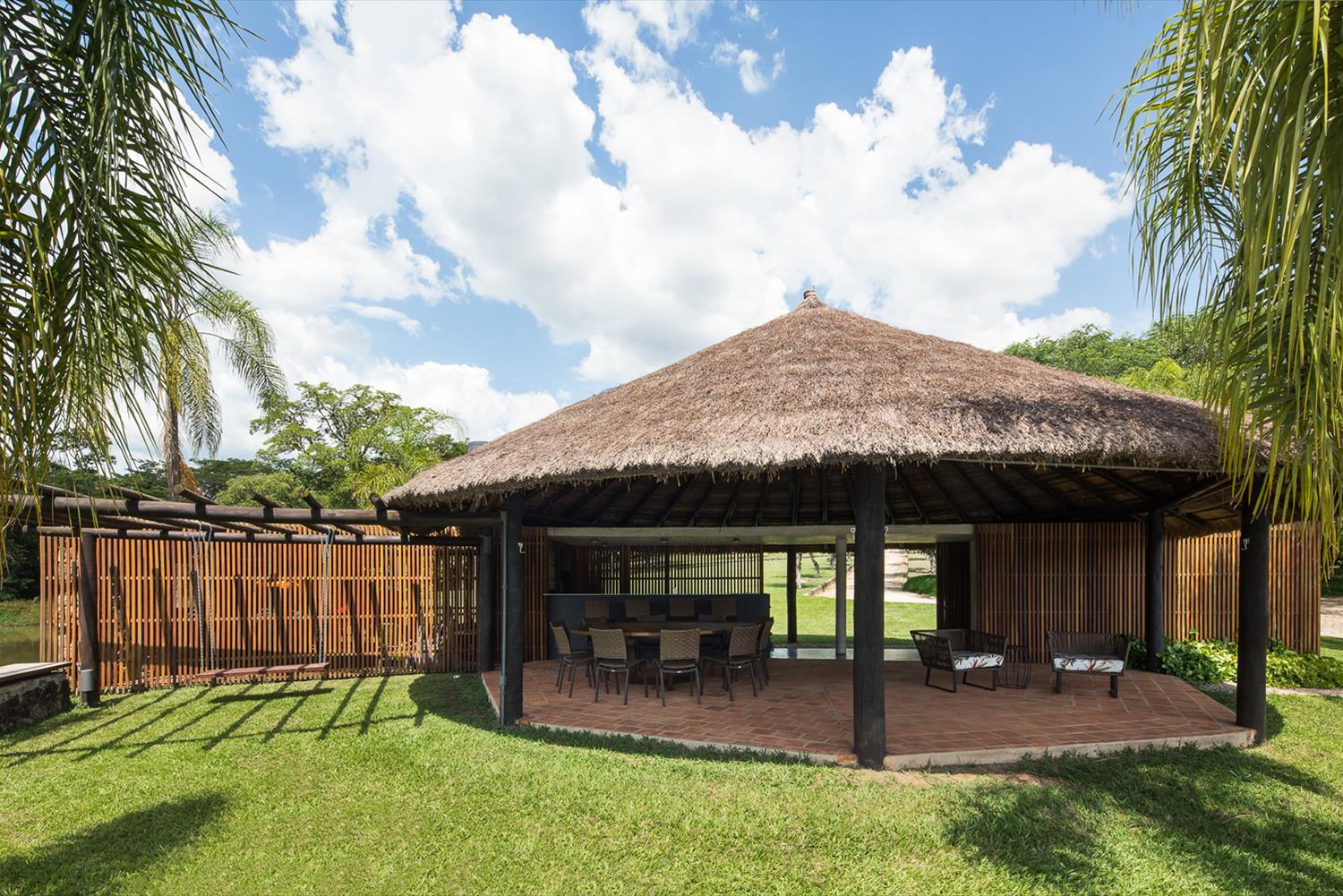 巴西乡村湖畔的半开放式休闲亭设计-11