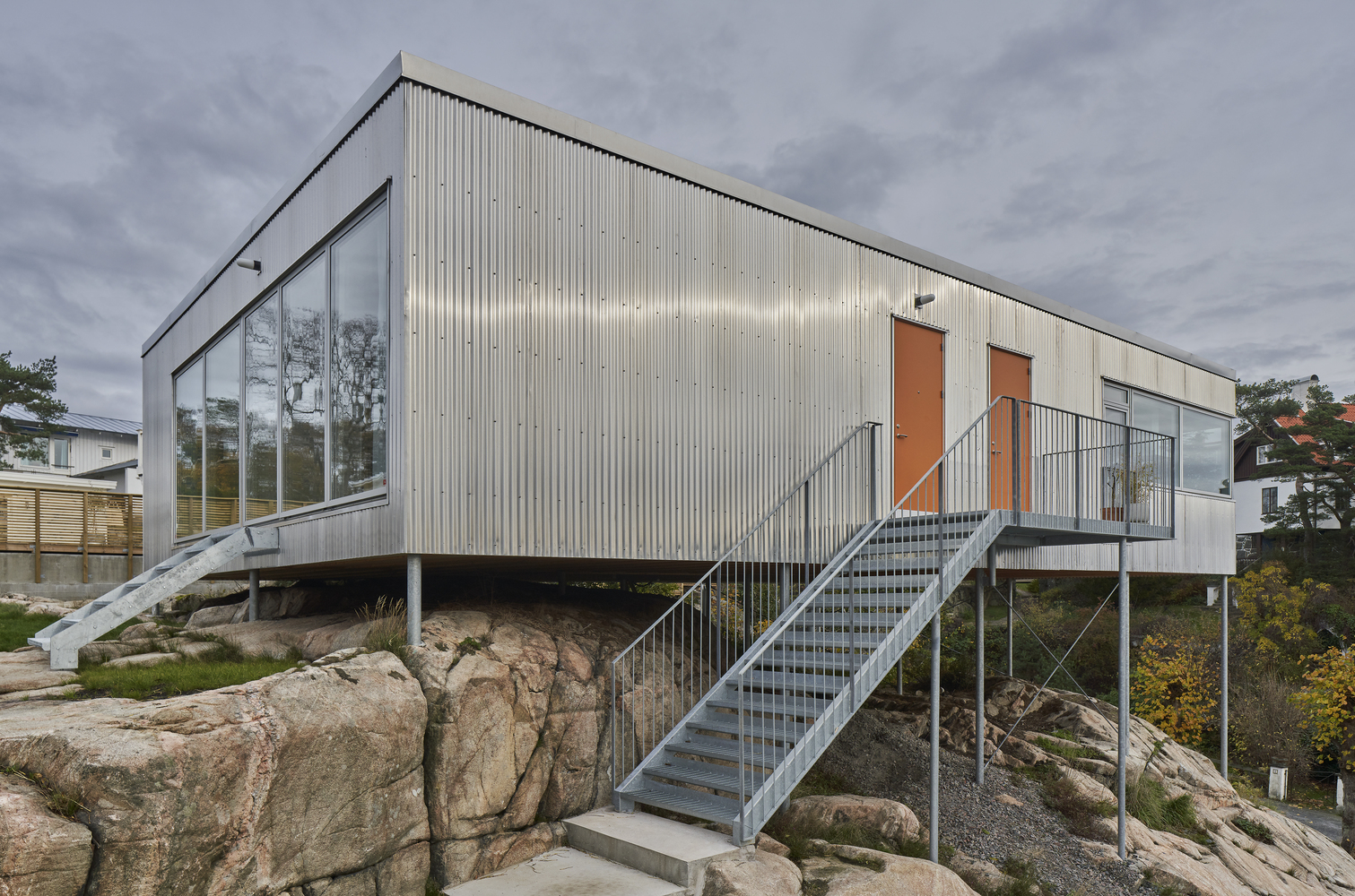 瑞典海边岩石上的集装箱之家-6