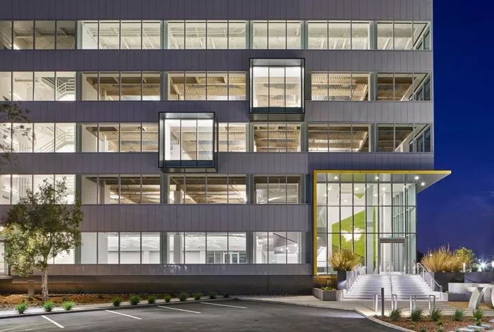 加州布里斯班滨海大道办公大楼室内外改造-11