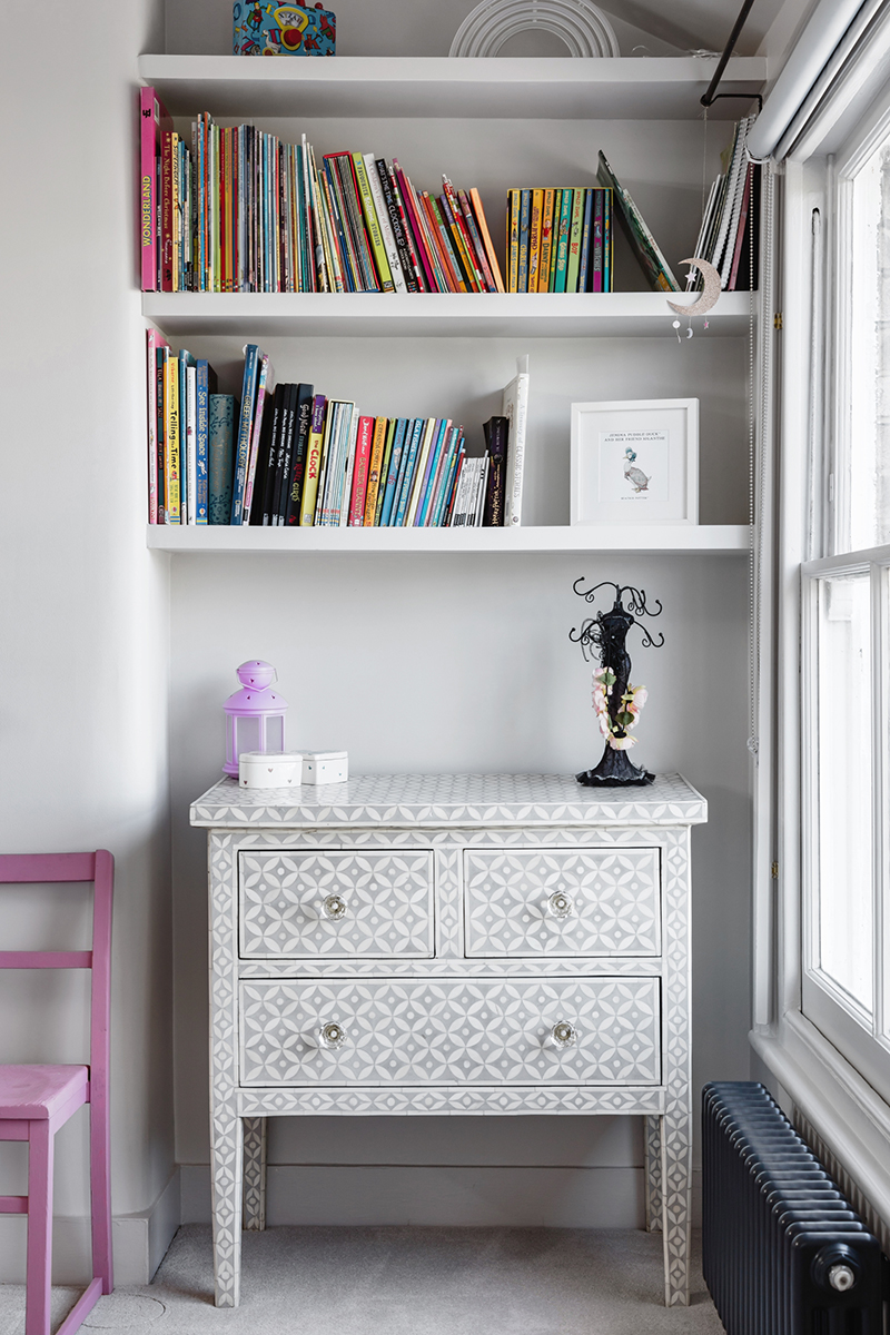 伦敦灰色调公寓的活力点缀-21