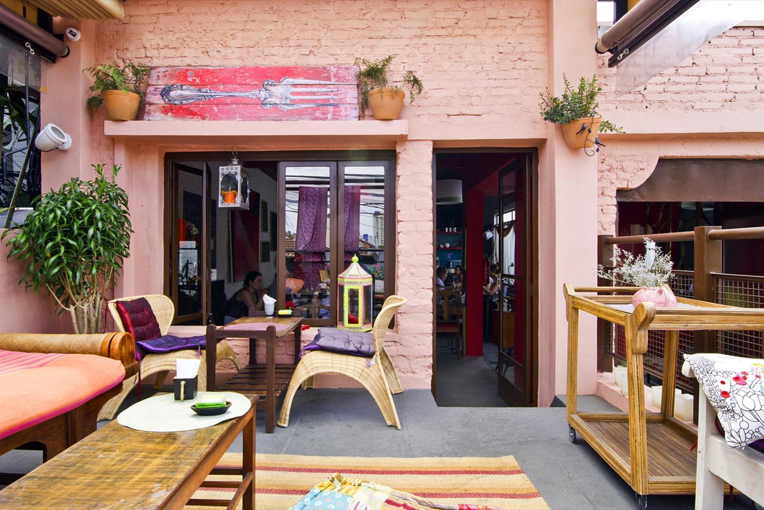 巴西 SP 的活力彩色酒吧设计-1