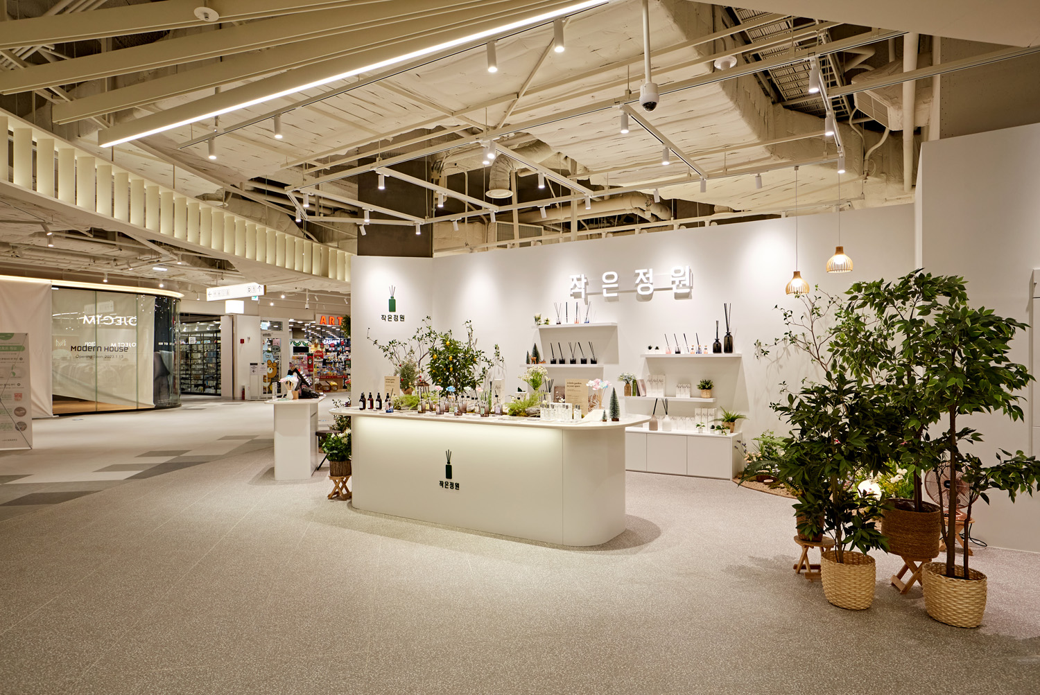 白色花园 | 10 平米小阳台的极简设计魅力-4