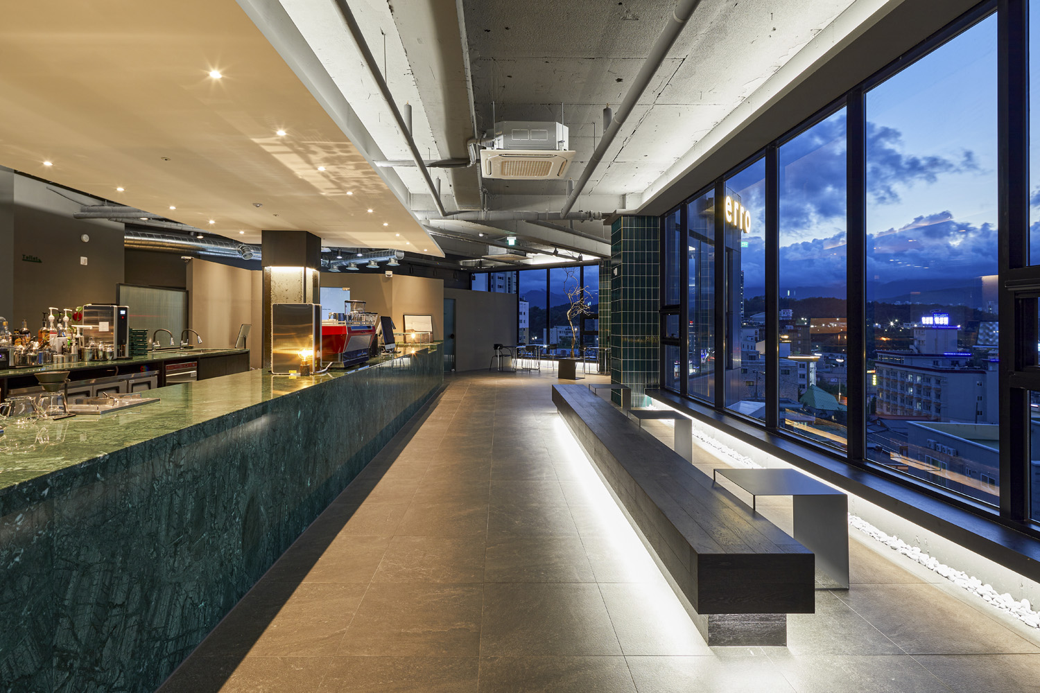 首尔 80 平咖啡厅，打造城市观景露台-16