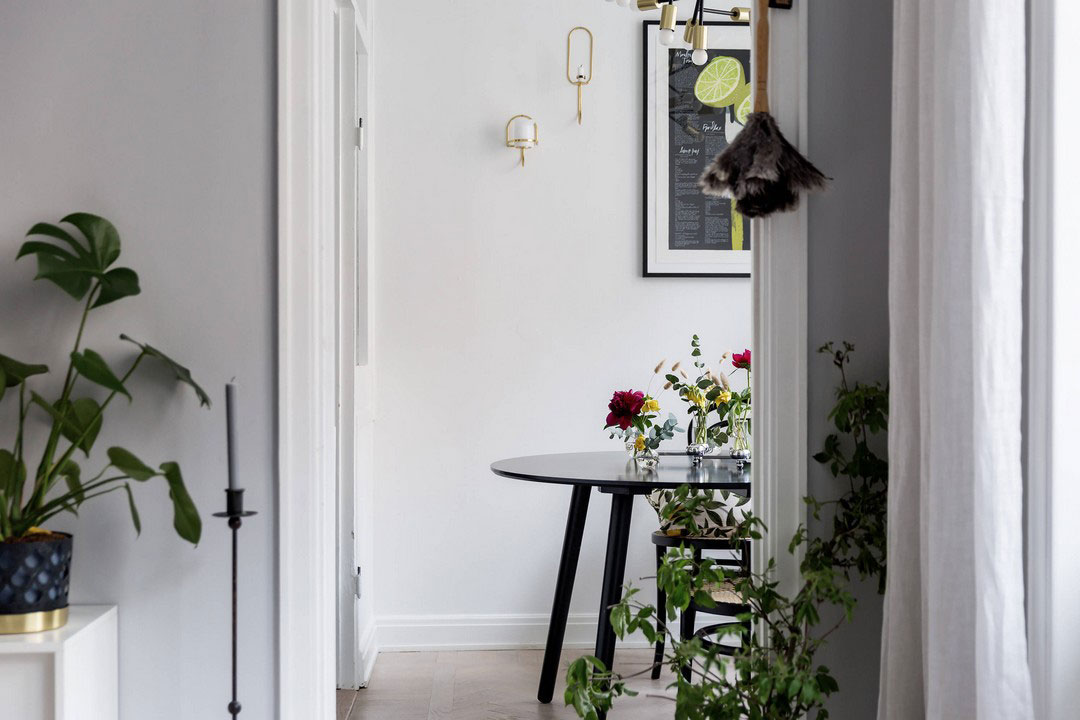 瑞典公寓的暗色调与亮丽装饰-12