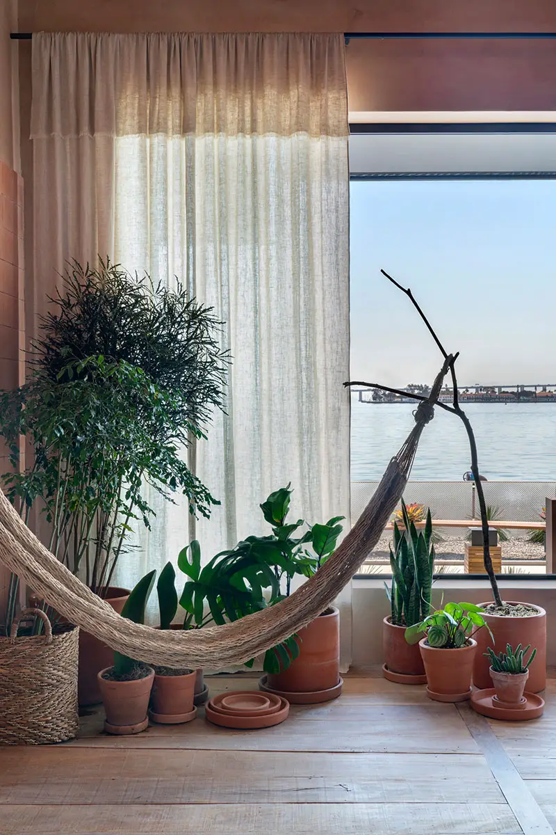 巴西迷你阁楼 | 以服装为主角的玻璃步入式衣橱-10