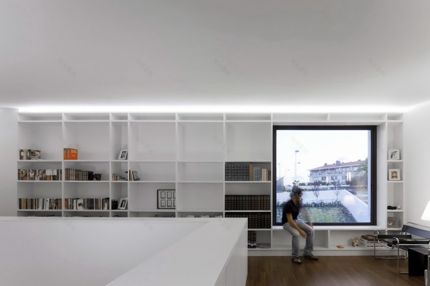 倾斜灰色魔方——葡萄牙现代住宅设计-13