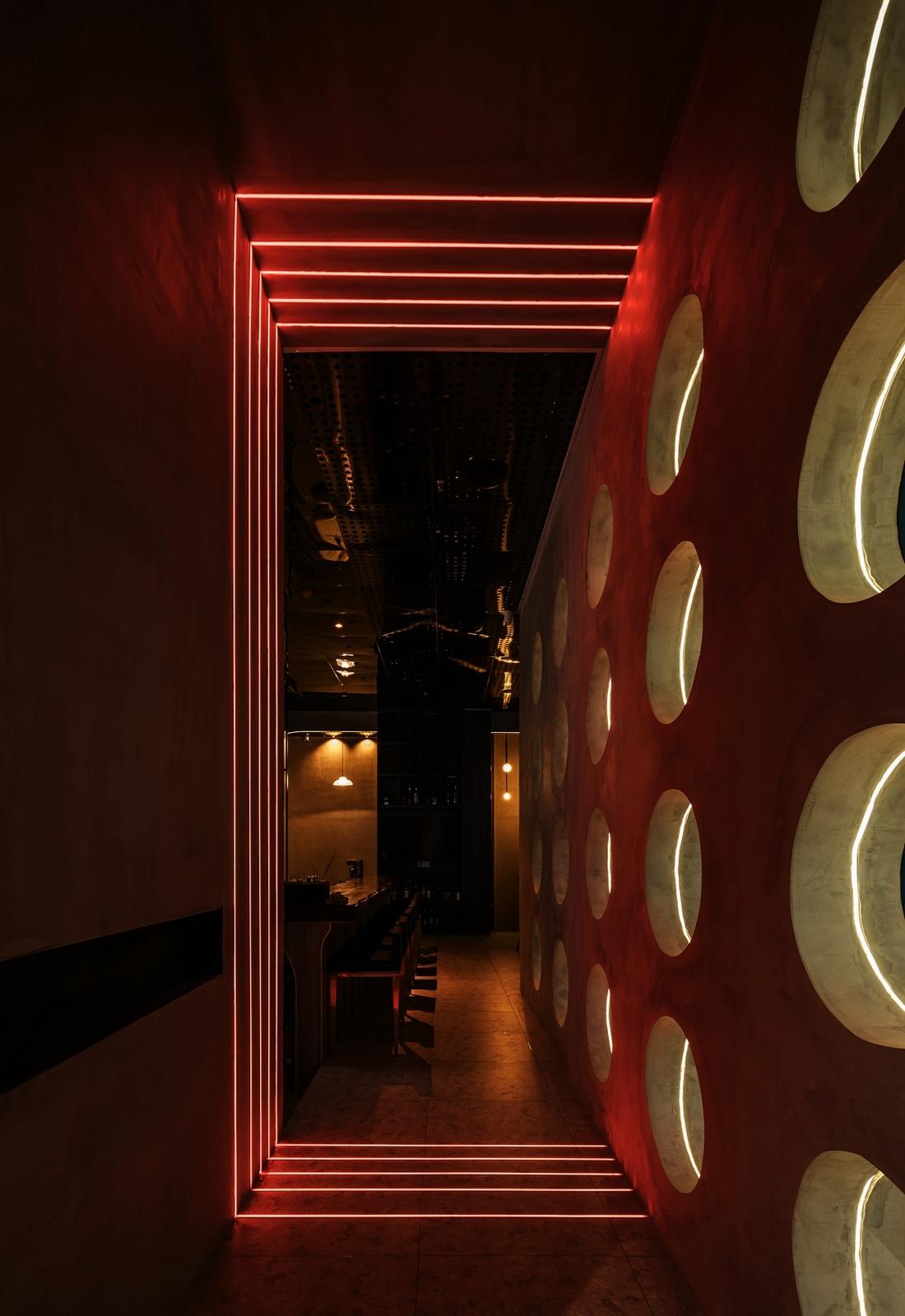 神秘感十足的酒吧设计-13