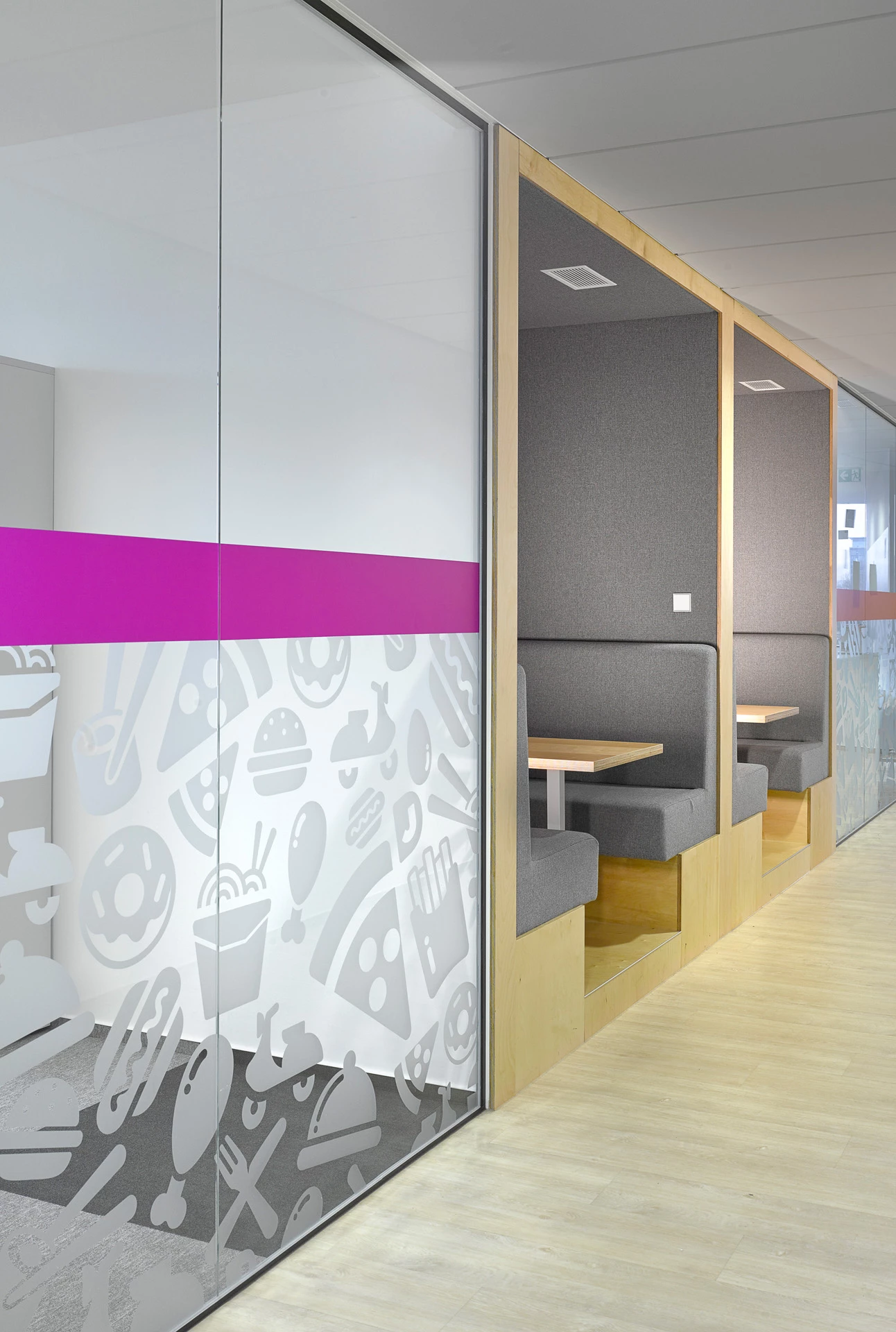 灵活办公空间，美食公司 Dáme jídlo 的年轻创意设计-26