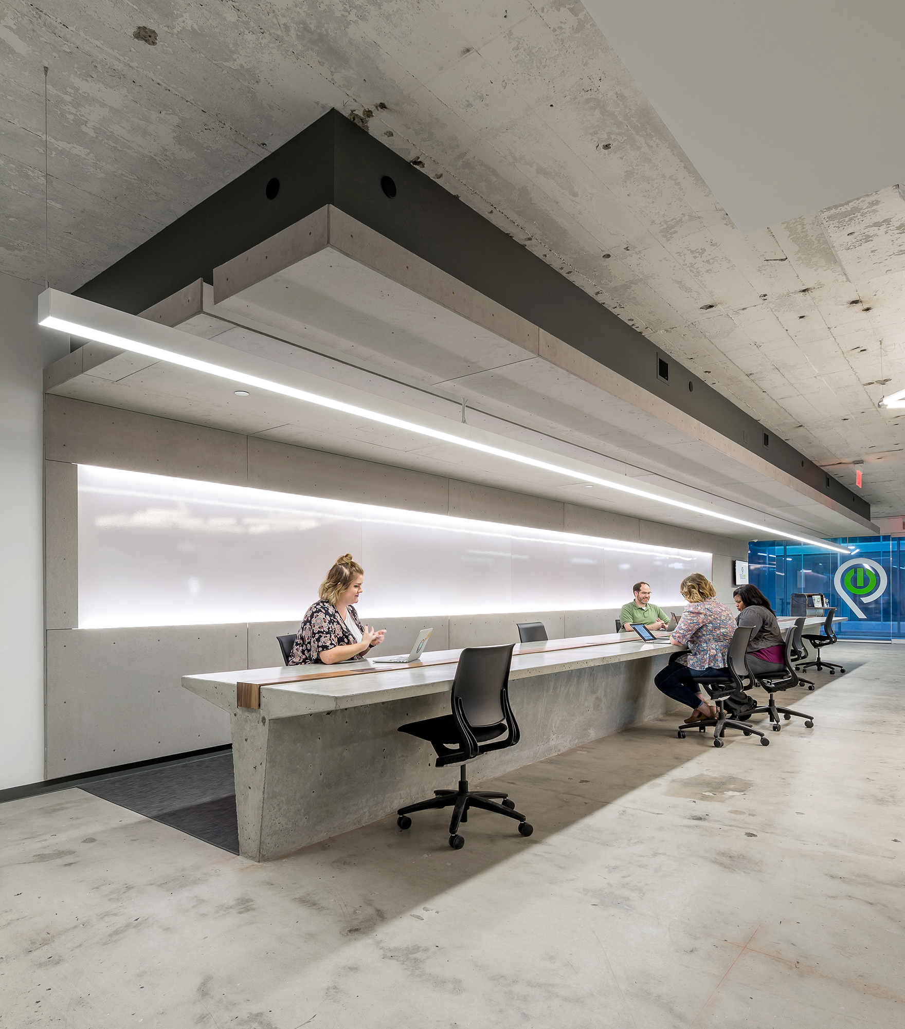 Tech901 办公空间 | 混凝土长桌与实木元素打造的协作中心-22