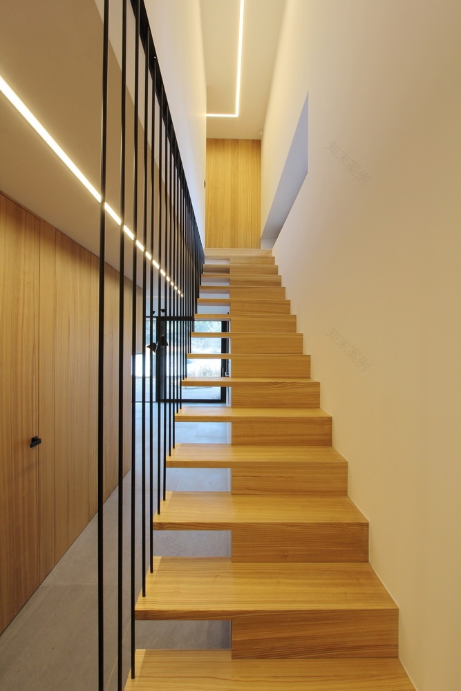 嵌入林地的周末别墅-33