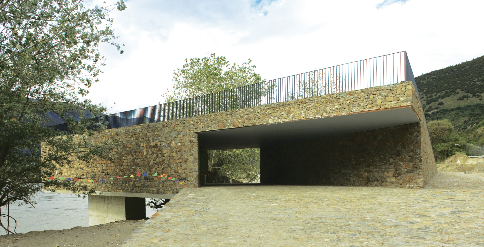 西藏雅鲁藏布江畔的船运终点站-23