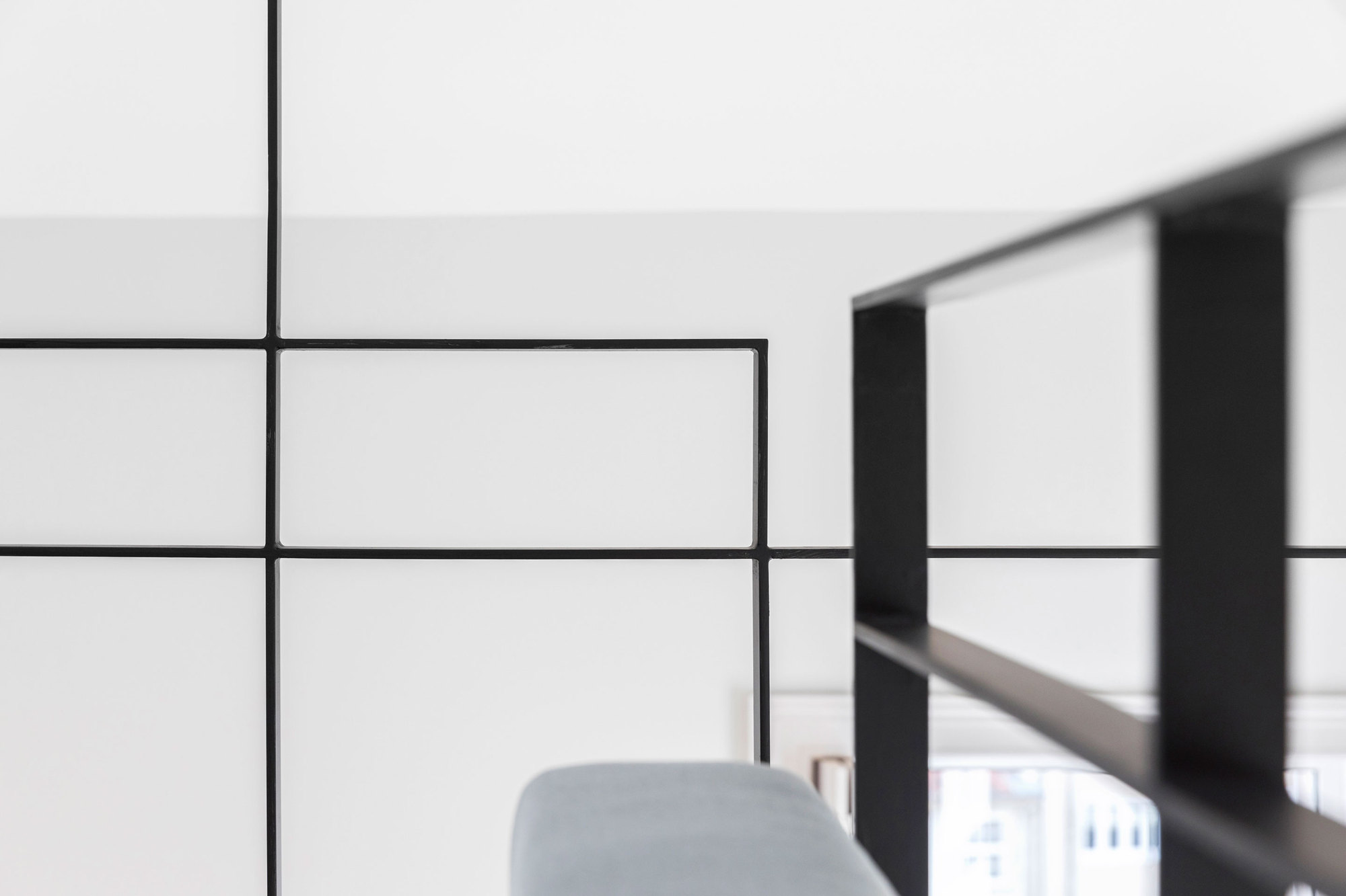 历史中心 19 世纪联排别墅改造，黑白对比展现现代魅力-17