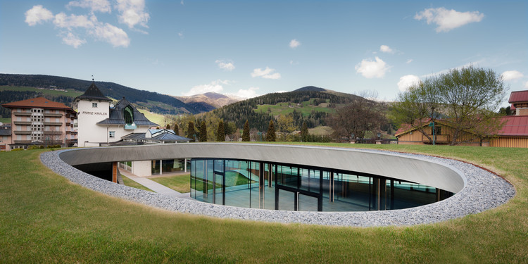 弗朗茨·克拉勒品牌南蒂罗尔地区奢侈品购物建筑设计-6