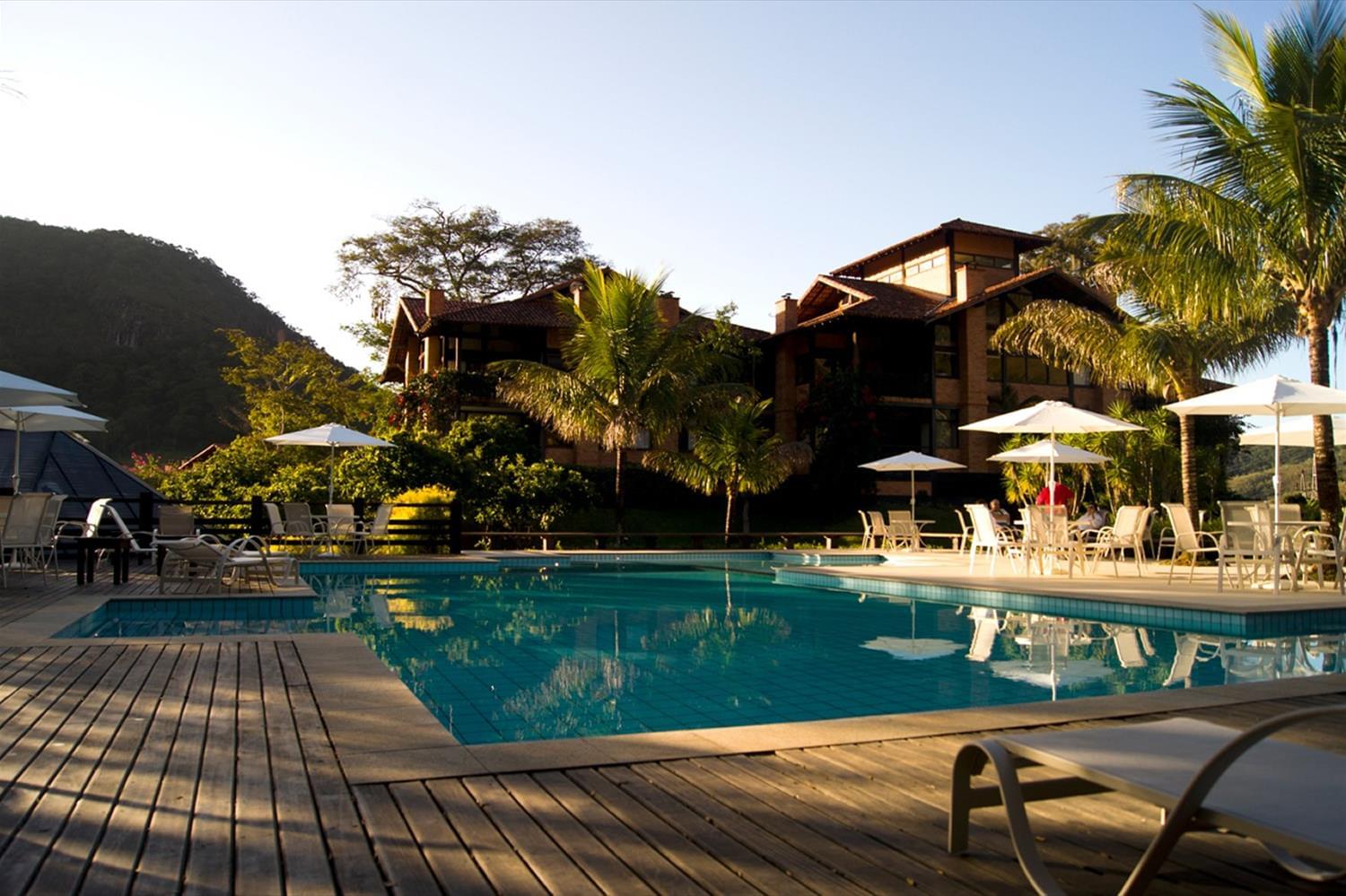 巴西山水之间的木质住宅群-7