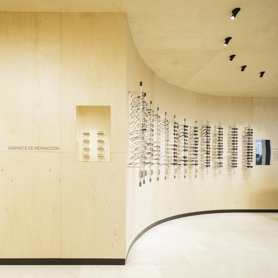 西班牙 Panóptica 眼镜店 | 曲线展墙划分空间,营造环绕式购物体验-25