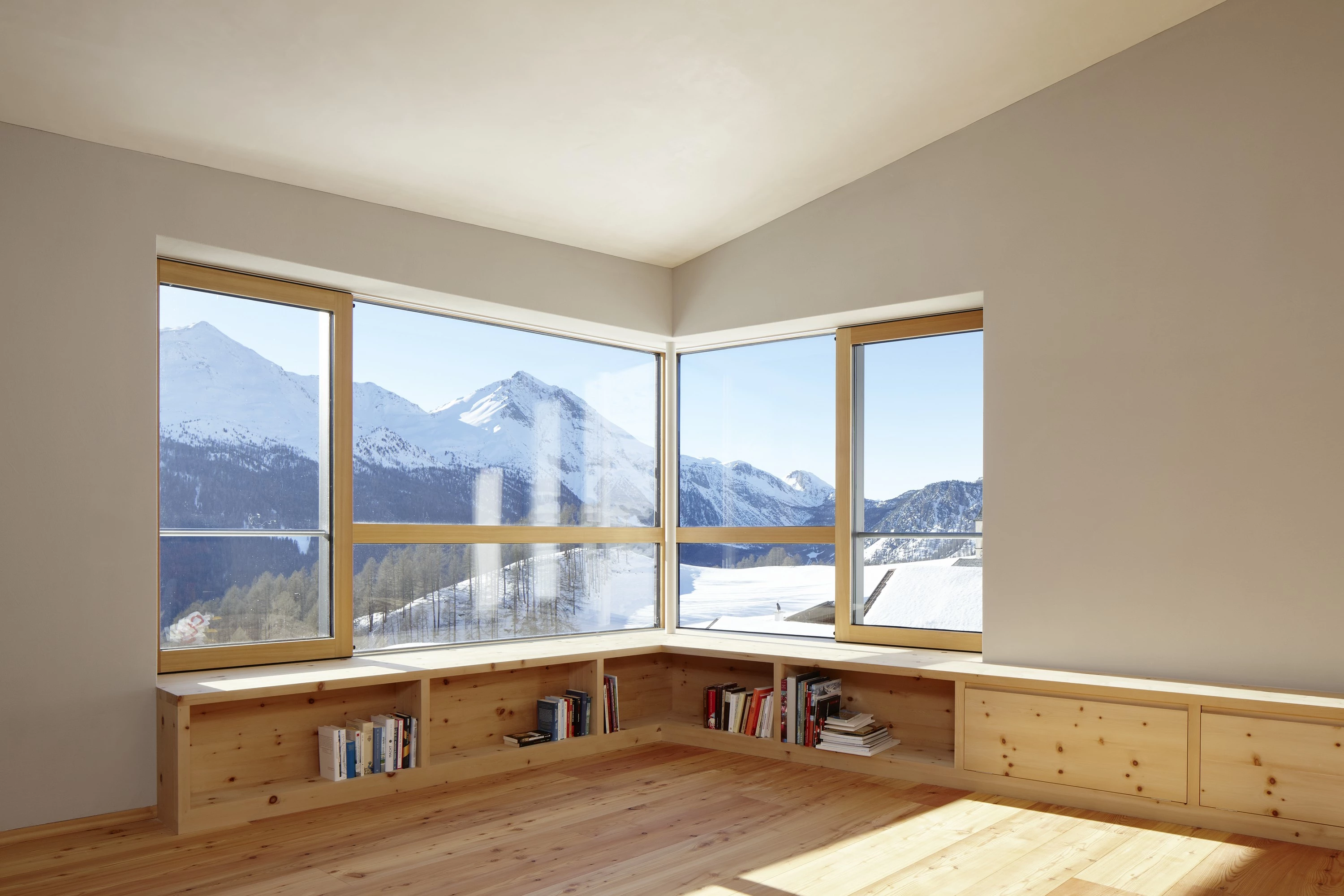 瑞士 Val Monastero 山间混凝土住宅,融入自然景观-17