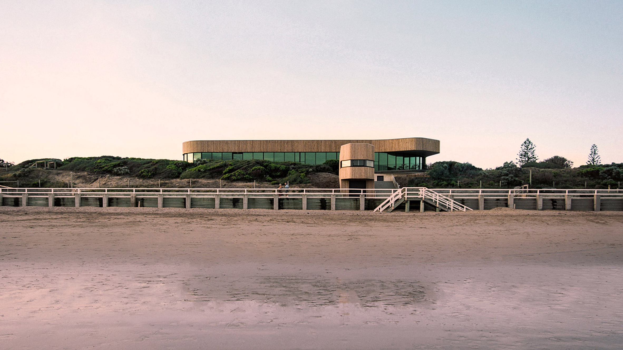 澳大利亚海岸线上的曲线木质建筑——Ocean Grove Surf Life Saving Club-0