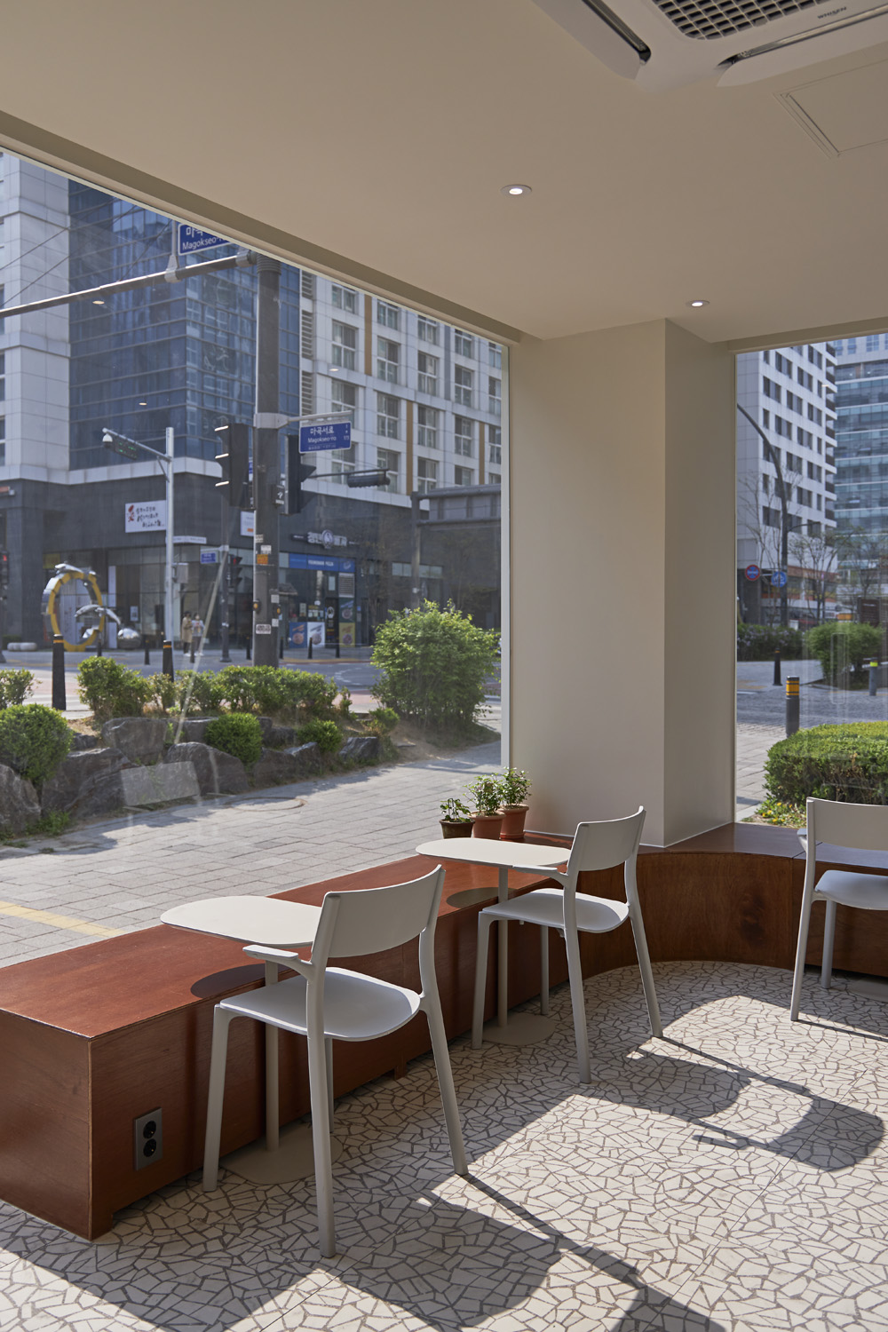 16 坪现代咖啡厅，简约风格中的温馨之作-12